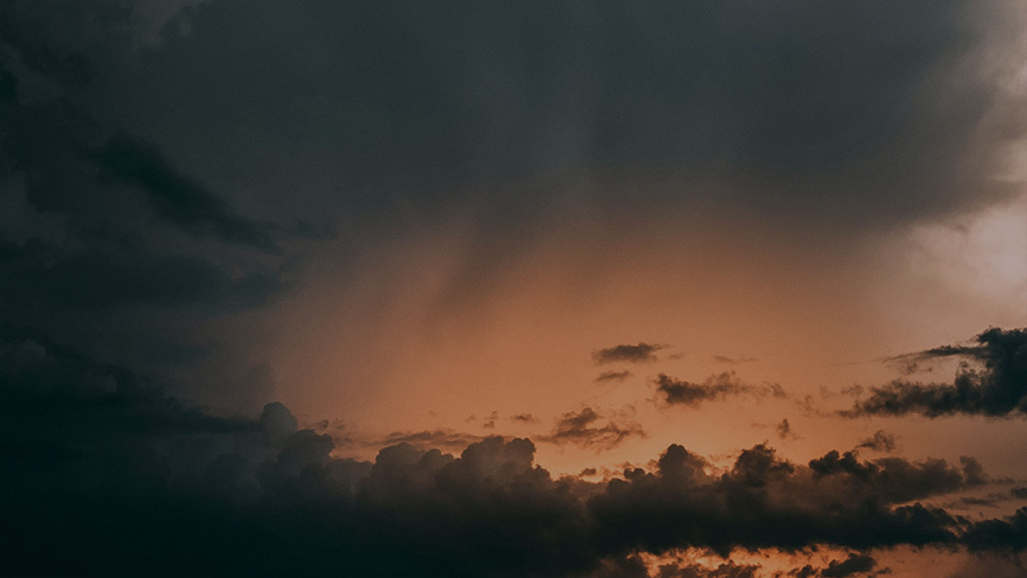 Bild eines wolkenverhangenen Himmels im Abendlicht